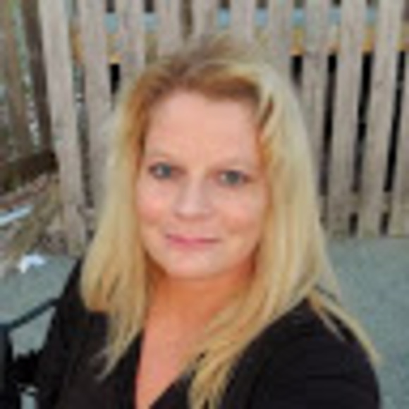 Meet your Posher, Dee - Picture 1 of 1